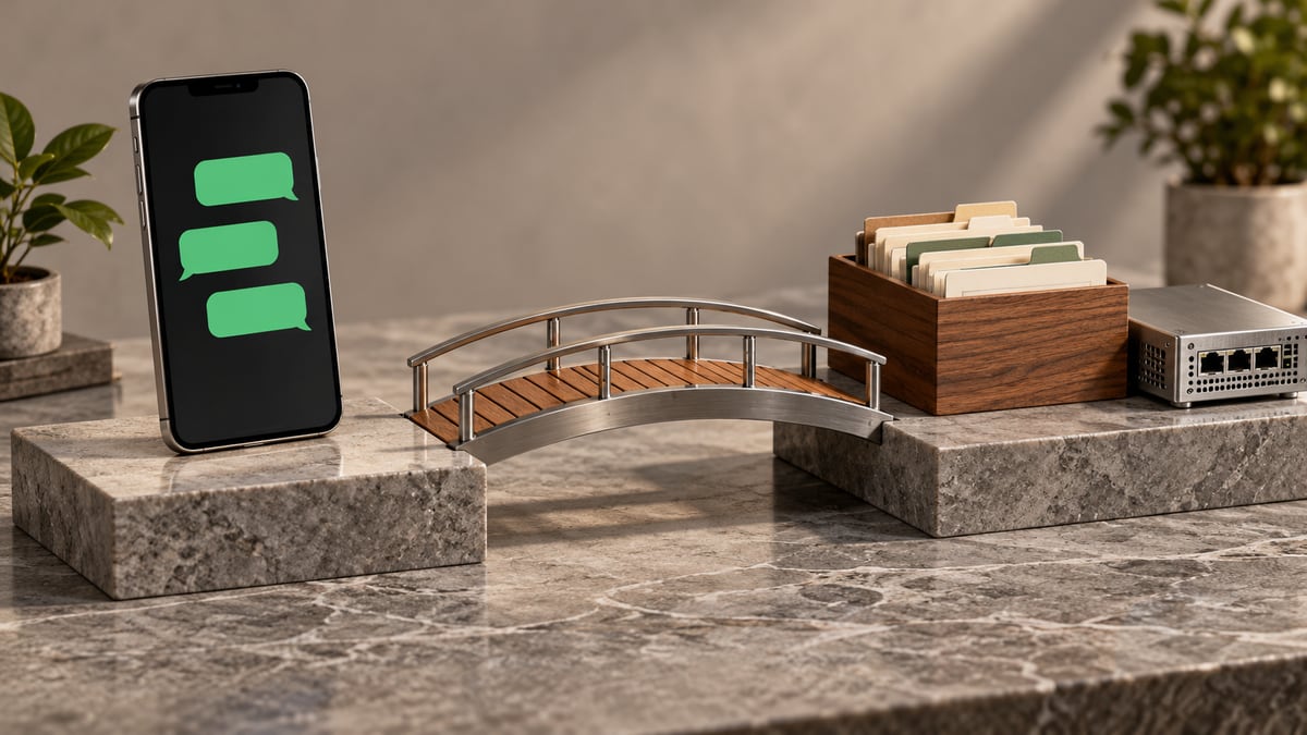 Uma ponte de madeira e metal conecta um celular com balões de conversa a fichas organizadas.